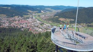 Die auf 554 Metern Höhe gelegene Aussichtsplattform auf dem Urenkopfturm ermöglicht einen fantastischen Rundumblick über den Mittleren Schwarzwald – bis hin zum Rheintal, den Vogesen und dem Schauinsland in Freiburg. Foto: Stadt Haslach