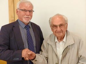 Julius Benz ehrte Albert Moritz (rechts) für 60 Jahre Mitgliedschaft in der CDU.  Foto: Vögele