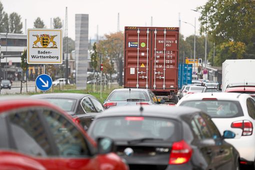 Verkehrschaos in Kehl: Die Sorge, eventuell bald wegen einer erneuten Grenzschließung nicht mehr in Deutschland einkaufen gehen zu können, motivierte viele Franzosen am vergangenen Donnerstag zu Hamsterkäufen.  Foto: Badias