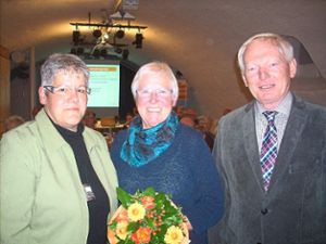 Margret Oelhoff (Mitte) wurde von Ulrike Schmidt und Klaus Keller  nach 33 Jahren  im Vorstand verabschiedet. Foto: Bär Foto: Lahrer Zeitung