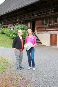 Redakteurin Lena Weimer (links) und Margit Langer, Geschäftsführerin des Freilichtmuseums, freuen sich auf spannende Gespräche im Falkenhof. Foto: Beule Foto: Schwarzwälder Bote
