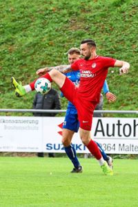 Fabian Herrmann (in Rot, hier gegen Endingen) traf am Samstag zum 2:0 für den OFV. Foto: Fleig Foto: Lahrer Zeitung