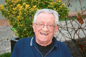Auch morgen zu seinem 90. Geburtstag hat der ehemalige Fußballer Horst Deer das Lachen nicht verlernt. Foto: Masson Foto: Lahrer Zeitung