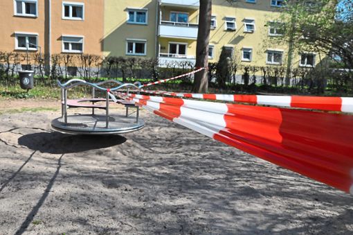Spielplätze  – hier der im Ernet-Park – dürfen wegen Corona nicht benutzt werden. Auch das wird strikt kontrolliert.  Foto: Lübke