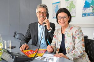 Eberhard Roth und Marlies Llombart bei der Telefonaktion in der Geschäftsstelle der Lahrer Zeitung Foto: Schabel Foto: Lahrer Zeitung