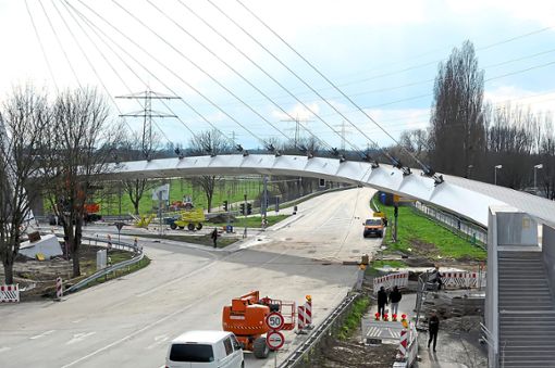 An der Ortenau-Brücke müssen unter anderem noch der Handlauf  und die Beleuchtung montiert werden, weshalb die Sperrung der  B 415 an der Stelle nun bis zum Ende der Osterferien verlängert worden ist.   Foto: Baublies