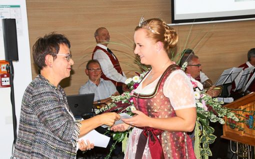 Regine Glöckle (links) überbrachte Claudia Vetter die Wünsche aus Bleichheim Foto: Thürling Foto: Lahrer Zeitung