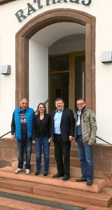 Vor dem Ringsheimer Rathaus (von links): Manfred Weber, Sandra Boser, Heinrich Dixa und Uwe Müller   Foto: Dittes