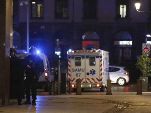 Polizisten patrouillieren nach dem Angriff durch das Zentrum Straßburgs Foto: dpa