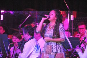 Sängerin Andrea Gonzalez beeindruckte mit ihrem Gesang. Foto: Lehmann