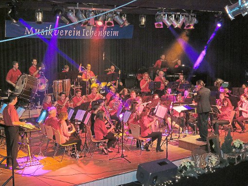 Dirigent Johannes Büttner und sein Orchester begeisterten das Publikum in der Langenrothalle.  Foto: Bohnert-Seidel