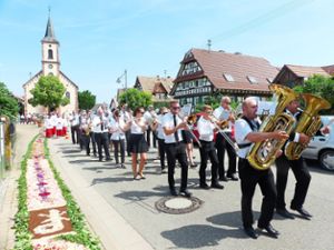 Nach dem Gottesdienst in der Kirche St. Michaelis ging es mit dem Musikverein Ichenheim durch Schutterzell.  Foto: Fink