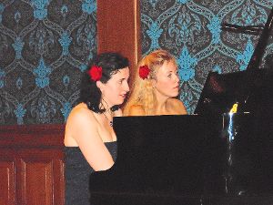 Das Klavierduo Stuttgart gastierte am Sonntagabend im Blauen Salon des Wolfacher Rathauses.   Foto: Schrader