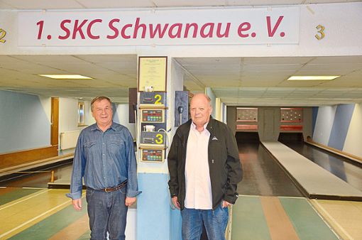 Der Vorsitzende des SKC Schwanau Hans-Peter Ernst (links) hofft, dass Kurt Stolz, Besitzer des Kegelcenters, einen Nachfolger findet und der Betrieb weiter geht. Foto: Bühler Foto: Lahrer Zeitung