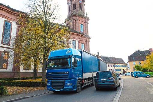 Der Schwerlastverkehr im Ortskern neben der Klosterkirche von Schuttern ist vielen ein Dorn im Auge.   Foto: Bohnert-Seidel