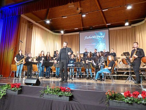 Das Jugendorchester Hausach-Fischerbach eröffnete das Konzert in der Brandenkopfhalle. Foto: Dorn Foto: Schwarzwälder Bote