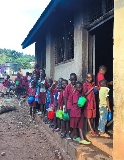 Die Schulkinder in Uganda leben in den ärmlichsten Verhältnissen: Es fehlt an Wasser, Nahrungsmitteln und Medikamenten. Nun schadet das Coronavirus der Region zusätzlich. Foto: privat