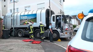 Feuerwehr und Polizei sicherten den Unfallwagen in der Emil-Gött-Straße.   Foto: Kamera24