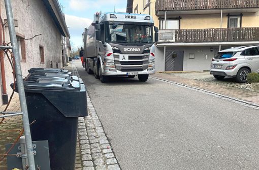 Teilweise reicht die Breite Gehwege, wie hier in der Weinbergstraße, nur gerade so aus, um die Mülltonne darauf zu stellen. Foto: Bohnert-Seidel