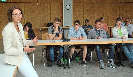 Grünen-Politikerin Sandra Boser im Gespräch mit Schülern des MPG Foto: Haid Foto: Lahrer Zeitung