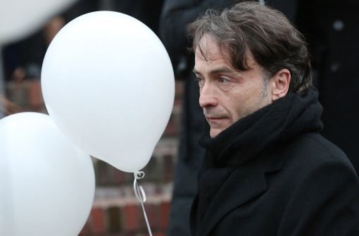 Giovanni di Lorenzo, Chefredakteur der Wochenzeitung Die Zeit, hält bei der Trauerfeier für Mareike Carriere in Hamburg einen weißen Luftballon in der Hand. Die Schauspielerin war am 17. März 2014 mit 59 Jahren an Krebs gestorben. Foto: dpa