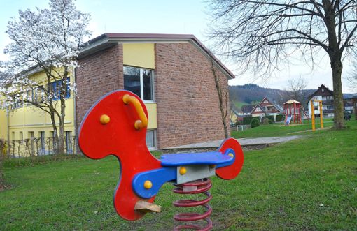 Der Spielplatz an der Grundschule in Schuttertal ist menschenleer. Die Corona-Pandemie zwingt  Familien mit Kindern dazu, nicht zu kommen.Foto: Dach Foto: Lahrer Zeitung