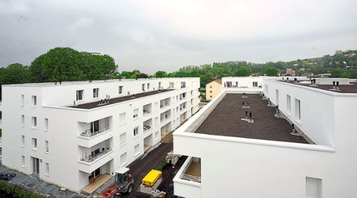 An den Außenanlagen wird noch gearbeitet, aber die Wohnhäuser sind fertig: Die Firma Bauwert hat das Neubauprojekt Quartiersplatz eingeweiht. In den vier neuen Wohnhäusern gibt es 133 Wohnungen.  Foto: Baublies