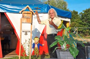 Marionettenspieler Peter Röß vor einem seiner drei großen Zelte. Einen Briefkasten hat er auch aufgestellt.  Foto: Bieber Foto: Lahrer Zeitung