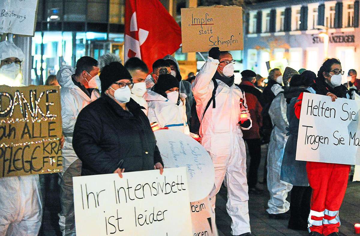 Offenbar fehlt die Solidarität­: Ärzte, Pflegekräfte und Sanitäter demonstrieren gegen die Lahrer Spaziergänge. Foto: Baublies