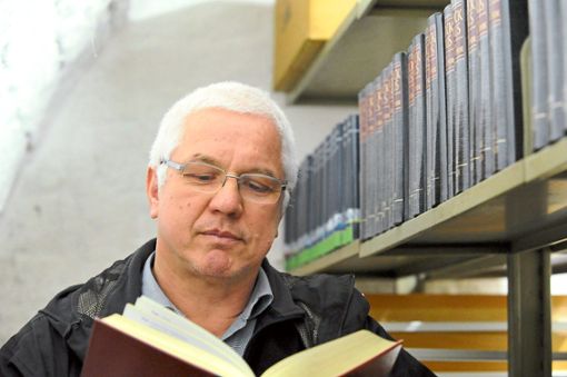 Leser Wolfgang Papke blättert im Archiv der Mediathek in einer Ausgabe der Brockhaus-Enzyklopädie. Foto: Baublies Foto: Lahrer Zeitung