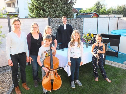 Gesanglich und musikalisch wurde der Gottesdienst im  Garten der Familie Läßle auch von den  jüngeren Mitgliedern der Kirchengemeinde begleitet. Foto: Rest