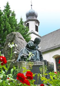 Das Trauernde Trachtenmädchen in Gutach  stammt aus dem Jahr 1923. Foto: Gemeinde Foto: Schwarzwälder Bote