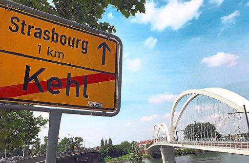 Autofahrer aufgepasst: Wer ab 2022 – wie hier bei Kehl – über den Rhein in den Großraum Straßburg fahren möchte, braucht eine Umweltplakette. Foto: Achnitz