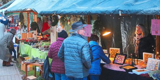 An sieben Ständen wurden beim Adventsmarkt der Kita Orschweier Weihnachtsartikel verkauft – ein Angebot, das bei den Besuchern gut ankam.    Foto: Hiller Foto: Lahrer Zeitung