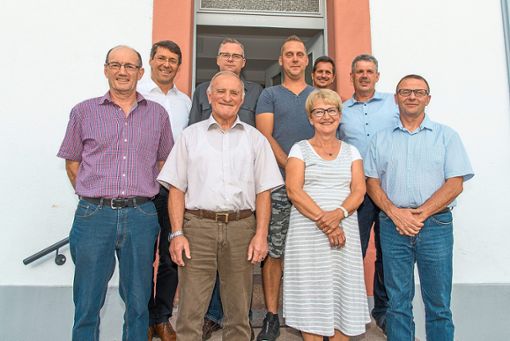 Der neue Wallburger Ortschaftsrat mit dem alten und wohl auch neuen Ortsvorsteher Manfred Schöpf (vorne, Zweiter von links)  Foto: gad
