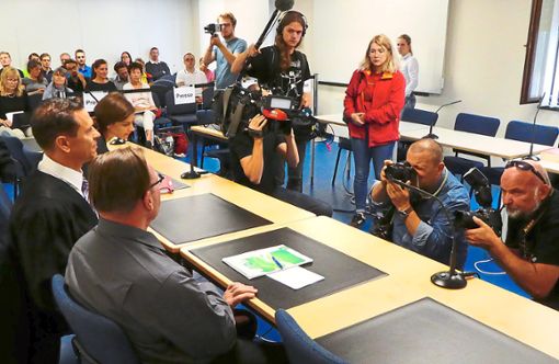 Markus Erhart am Dienstag unmittelbar vor Beginn der Verhandung am Mannheimer Landgericht. Links sitzt sein Verteidiger Edgar Gärtner, daneben ist Verteidigerin  Carolin Hierstetter zu sehen.  Foto: Schabel