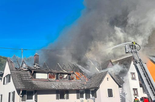 Großbrand in Diersburg: Insgesamt sieben Wohnhäuser sollen am Dienstagabend in der Talstraße in Brand geraten sein. Foto: Christina Häußler/Einsatz-Report24