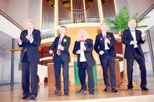 Die A-cappella-Gruppe Öl des Südens hat bei ihrem Auftritt in der Altenheimer Friedenskirche die 300 Zuhörer mit Schlagern und viel Humor begeistert.  Foto: Bühler
