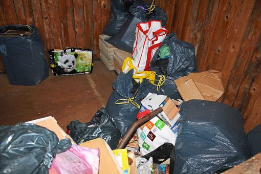 Müllsäcke über Müllsäcke: 135 Kilogramm Abfall wurden einfach in einer offenen Hütte in Ringsheim abgestellt, anstatt sie in die nahegelegene Deponie zu bringen. Foto: privat