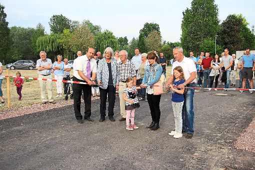 Bürgermeister Alexander Schröder (von links) übergab das Baugebiet gemeinsam mit Anne Neumeister, Georg Liebich und Familie Timm, die dort bauen wird.   Foto: Lehmann