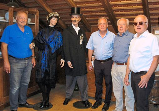 Gruppenbild mit Braut und Bräutigam (von links): Vorsitzender Helmut Schlitter,  Edgar Baßler, Reinhold Tolksdorf und Harald Günther.  Foto: privat Foto: Lahrer Zeitung