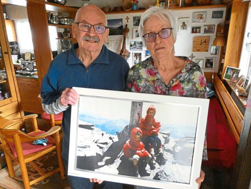 Franz und Luitgard Seidler mit einem Urlaubsbild, das ihre Söhne auf dem  Hasenöhrl zeigt, einem 3257 Meter hohen Alpengipfel. Sieben und fünf Jahre alt waren  die Jungen damals.  Foto: Schabel