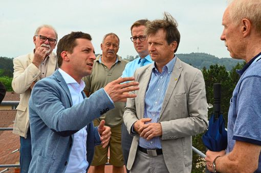 Sascha Binder (vorne links) bei seinem Besuch in der ehemaligen Meßstetter Kaserne. Foto: Reich Foto: Lahrer Zeitung