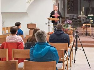Hermann Staiger (am Mikrofon) wurde im Rahmen der Hauptversammlung erneut zum Vorsitzenden des Christlichen Vereins junger Menschen in Hornberg gewählt.Foto: Störr Foto: Schwarzwälder Bote