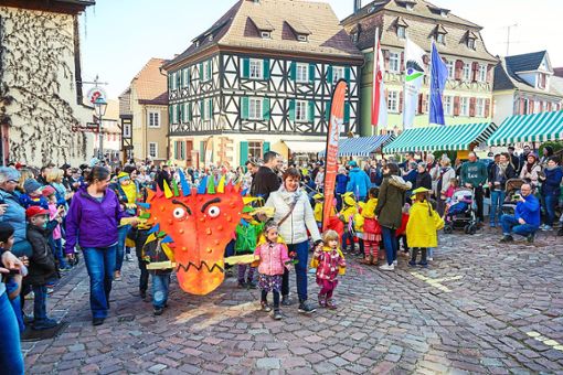 Rund 120 Kinder aus den fünf Kindergärten in Ettenheim, Altdorf und Ettenheimweiler haben die Puppenparade auf dem Rathausplatz eröffnet.  Foto: Decoux-Kone