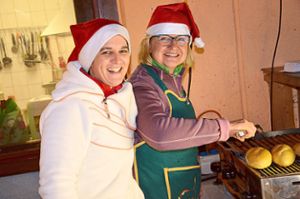 Rita Busch(links) und Silvia Rauer hinter der Theke beim Weihnachtstreff des SV Wittenweier  Foto: Bühler