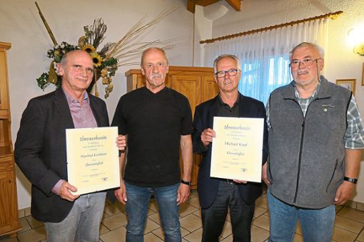 Siegfried Gambert (Zweiter von links) gratulierte den neuen Ehrenmitgliedern Manfred Eichhorn (links) und Michael Kopf (Zweiter von rechts) sowie  Fred Kletzin, der seit 25 Jahren treues Mitglied des SV Heiligenzell ist.  Foto: Bohnert-Seidel