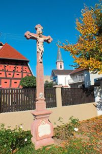 Den Sockel des  Kreuzes, das seit Kurzem in der Grafenhausener Hauptstraße steht, ziert eine Brezel.  Foto: Rest