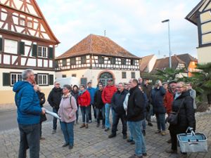 Rudi Rest (links) hatte den Vereinsvertretern bei einer Führung durch den alten Ortskern viel Wissenswertes über Grafenhausen zu berichten. Foto: Lahrer Zeitung