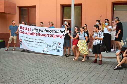 Rund 30 Demonstranten nahmen den Sozialminister am Wolfacher Klinikum lautstark in Empfang. Foto: Schwarzwälder Bote